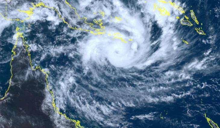 Tropical cyclone batters northern Australia