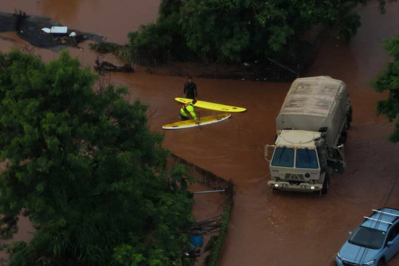 Intense rains threaten Hawaii dam, thousands told to evacuate