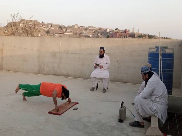 Arshad sets Guinness World Record for one-legged thumb push-ups for third time