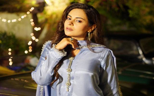 Amar Khan exudes elegance in farshi attire 