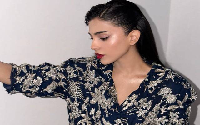 Sonya Hussyn steals spotlight in stunning navy at star-studded Eid dawat