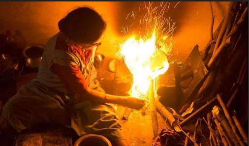Gas shortages push India's poor back to wood and coal