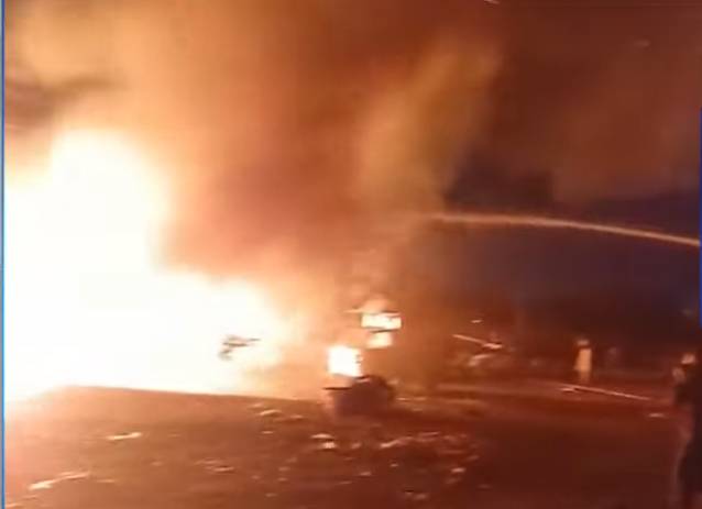 10 shops gutted after fire rips through Lahore’s Sabzi Mandi 