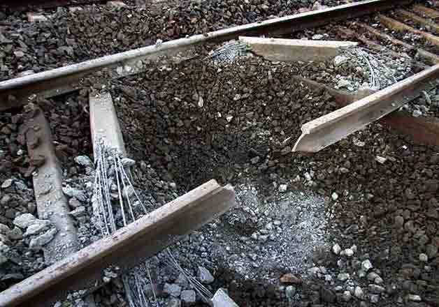 Eight injured in train accident in Lodhran