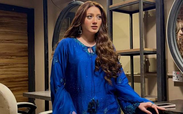 Momina Iqbal wows fans with ROYAL BLUE ensemble  