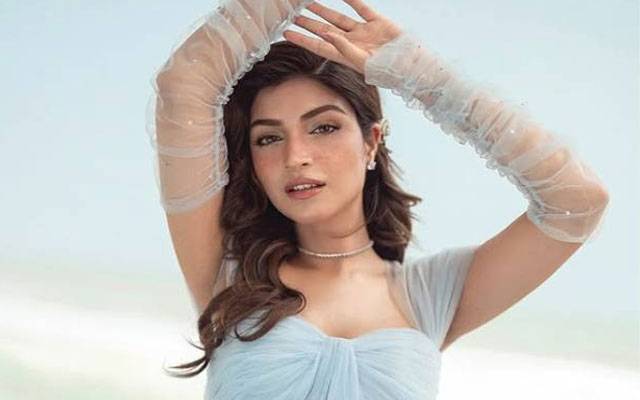 Kinza Hashmi stuns in romantic ‘Chann Taara’ music video