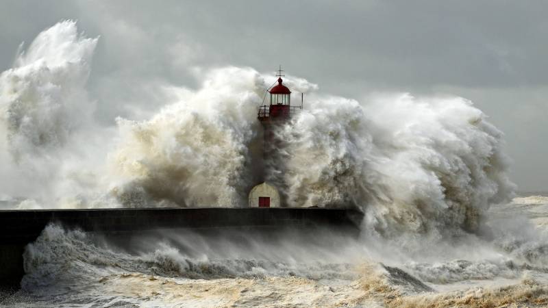Cyclone triggers outages at major Australian LNG plants