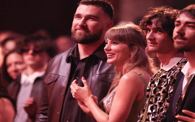 Taylor Swift and Travis Kelce’s award night debut has fans swooning