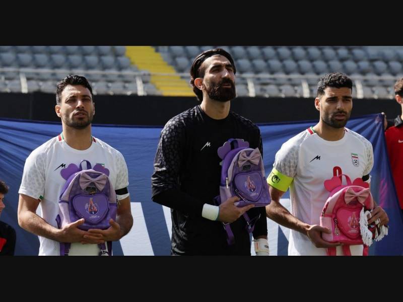 Iran footballers pay tribute to victims of school strike