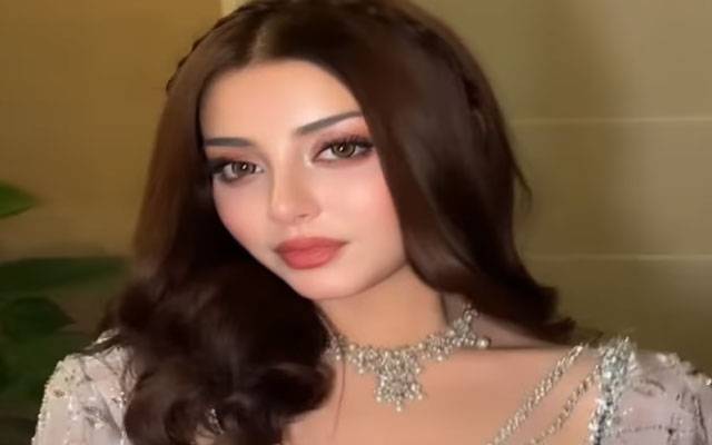 Alizeh Shah lights up in a show-stopping festive look