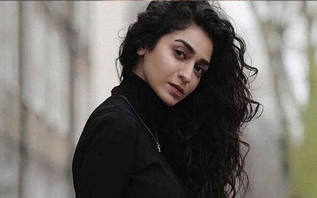 No complaints indeed! Hajra Yamin’s sizzling denim look