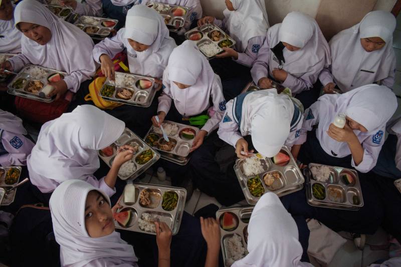 Indonesia trims meals programme at schools