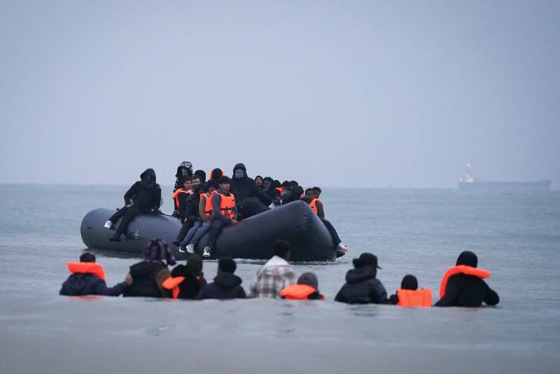UK, France extend migrants deal for two months