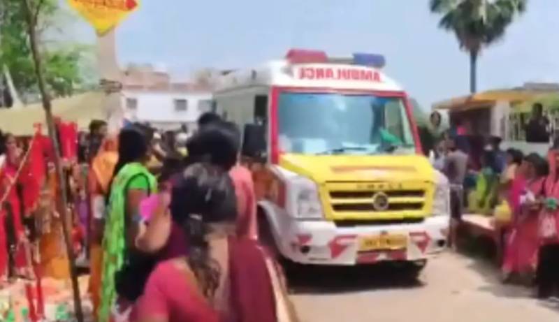 Eight women killed in stampede at Indian temple