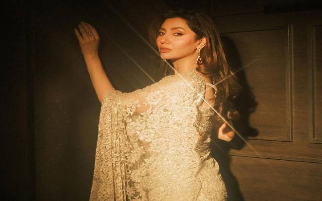 Mahira Khan oozes luxe charm in sparkling SAREE