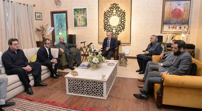PM expresses condolences with Leghari over mother-in-law's demise 