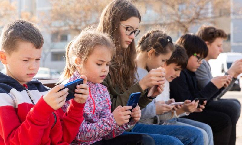 France eyes ban on social media for under-15s