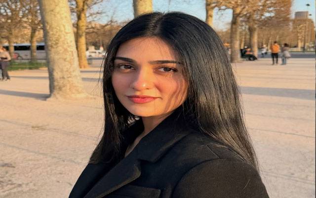 Sarah Khan slays minimal ‘GLAM’