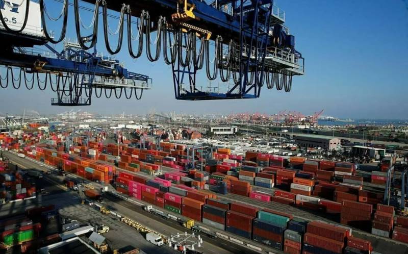 Govt sets 30-day deadline to clear stranded containers at Karachi Port