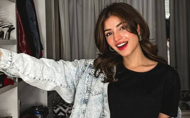 Kinza Hashmi stuns in denim ahead of hit drama ‘Leader’