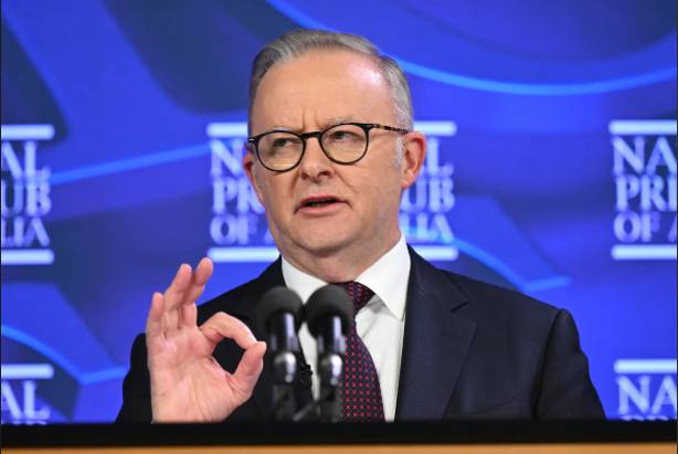Australia announces crackdown on betting advertisements