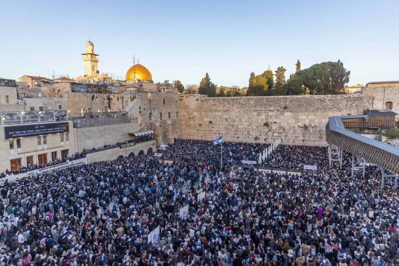 Israel allows 100 worshippers at Western Wall