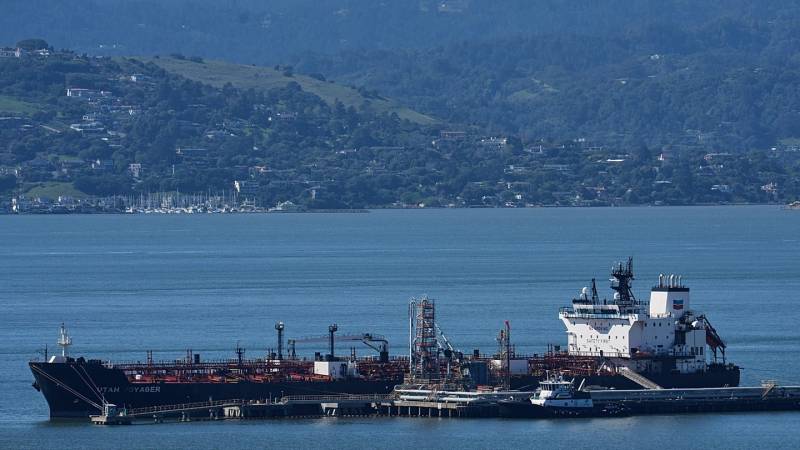 Oil prices slip back as some ships pass Hormuz gauntlet