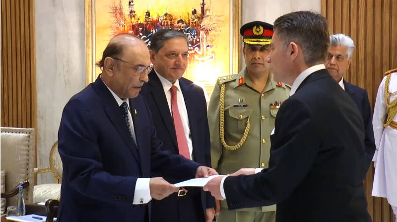 President Zardari receives credentials from Envoys of six countries