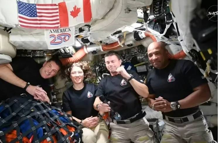 After milestone-rich lunar flyby, astronauts start trip home