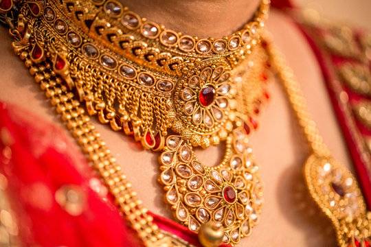 Int'l market rally pushes gold above Rs 504,000 per tola in Pakistan
