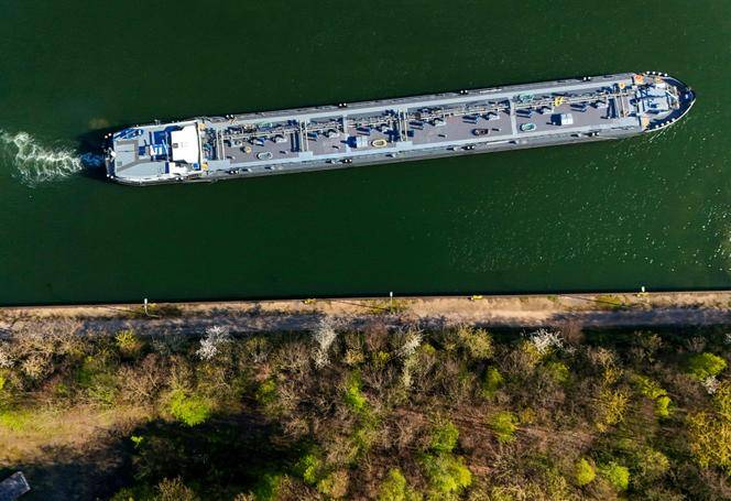 First non-Iranian tanker transits Strait of Hormuz since ceasefire