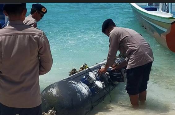 Indonesia probes torpedo-like object found in its waters