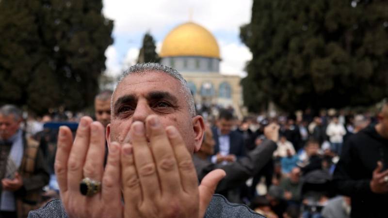 Over 100,000 worshippers perform Friday prayers at Al-Aqsa