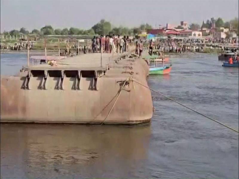 At least 10 dead after boat hits bridge in India: police