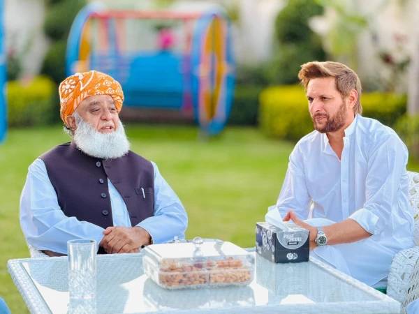 JUI-F head calls on Shahid Afridi,discusses social and political situation