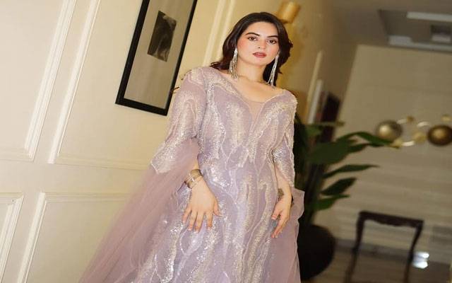 Minal Khan dazzles in dreamy lilac look  