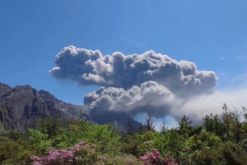 Japan volcano erupts sending plumes of ash 3.4 km high