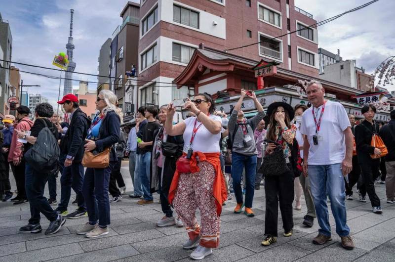 Japan tourism hits record despite China spat, Iran war