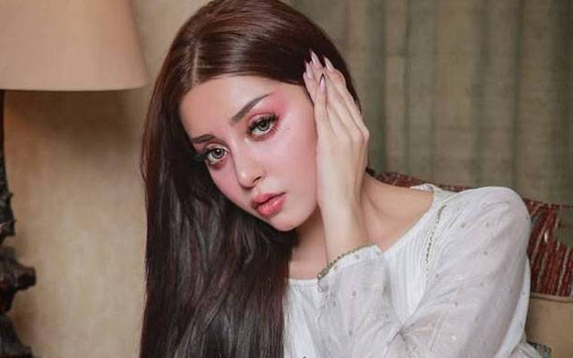 Alizeh Shah sets social media ablaze with savage and cryptic posts