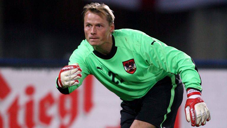 Arsenal ex-goalkeeper Manninger dies after car struck by train