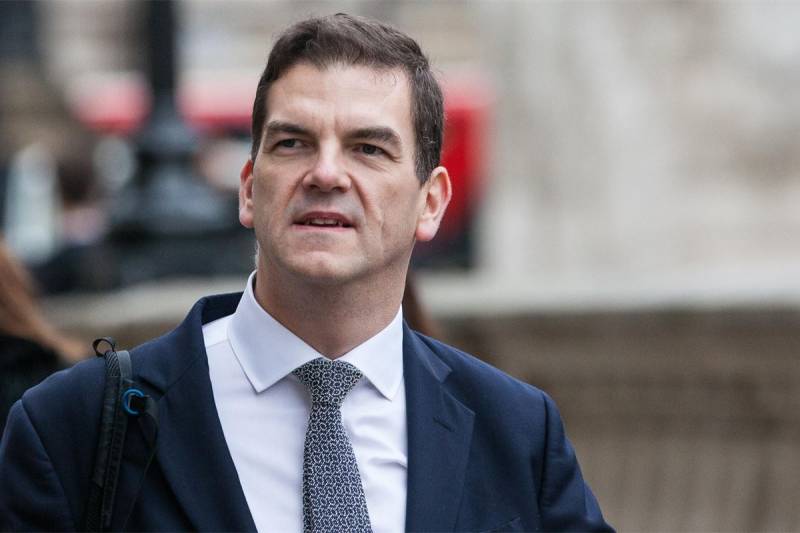 UK top official to step down over ex-envoy's failed vetting