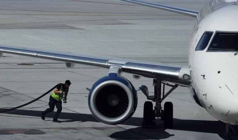 Govt slashes light diesel, jet fuel prices as global oil prices fall