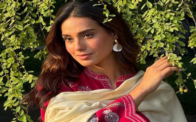 Iqra Aziz shares thought-provoking message on life choices