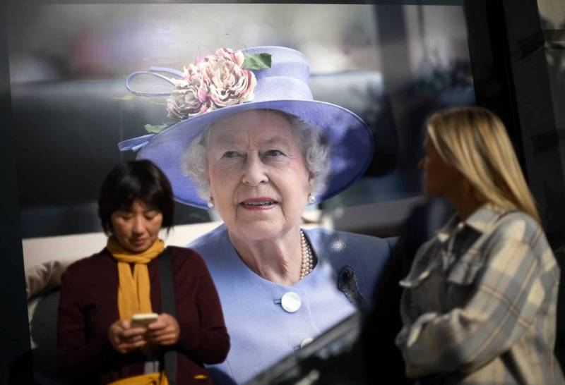 British royals choose historian to write queen biography