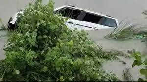 Four injured after car falls into canal in Lahore