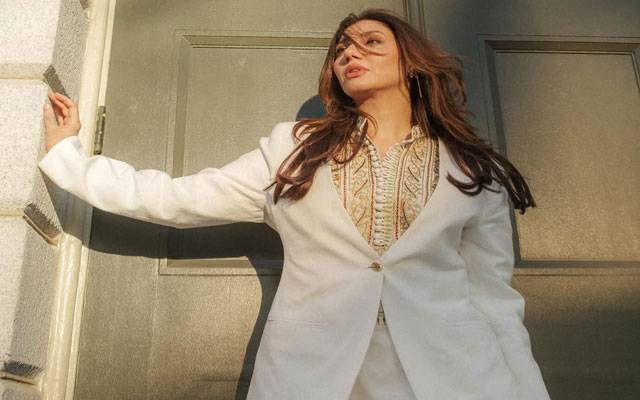 Mahira Khan’s statement white look steals the show at Harvard dinner reception