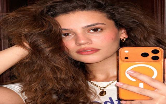 Zara Noor Abbas delights fans with witty caption and casual style