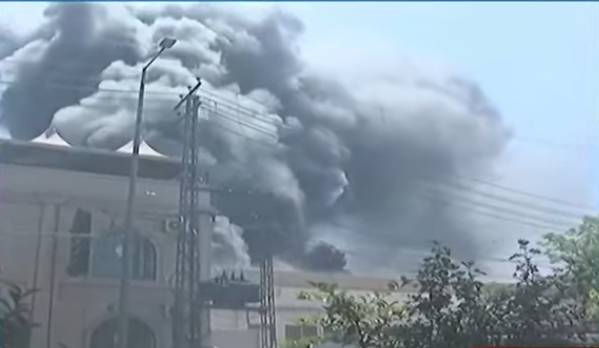 Fire-fighters struggle as huge fire breaks out in Lahore paint factory