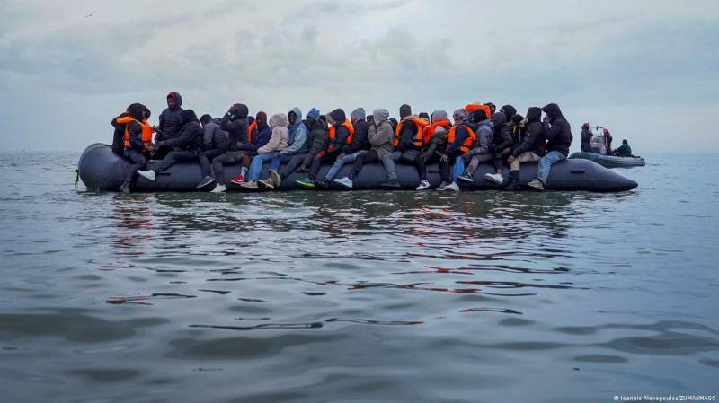 UK, France agree three-year deal to stop migrant crossings