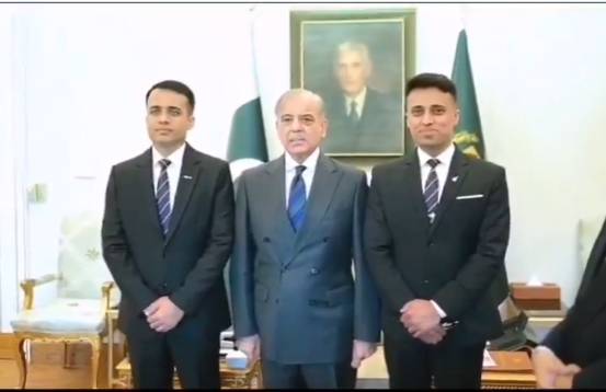 Pak-China ties ready to reach for stars, says PM in meeting with Pakistani astronauts